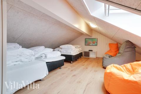 Några av de 18 sovplatserna finns på loftet i lyxstuga nr 449