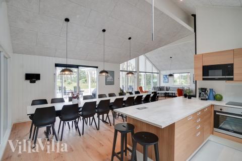 Köket i lyxstuga nr 449 är utrustat så att ni kan laga mat till 18 personer.