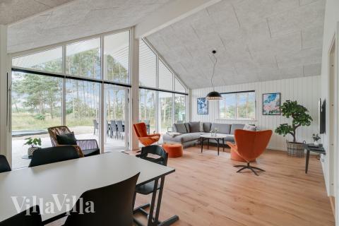 Det stora ljusa vardagsrummet i lyxstuga nr 449 för 18.