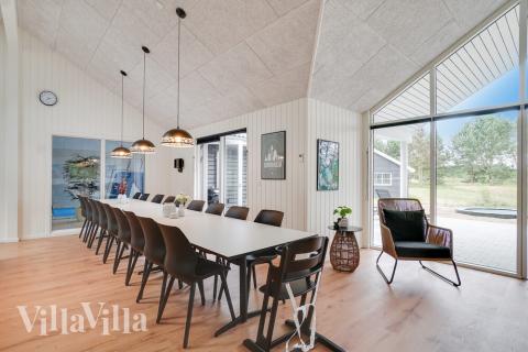 Vardagsrummet i lyxstuga nr. 449 har plats för 18 personer.