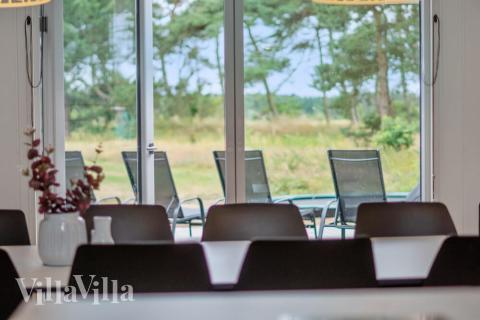 Ni kan sitta 18 personer tillsammans i vardagsrummet när ni besöker lyxhus nr 449 i Bornholm.