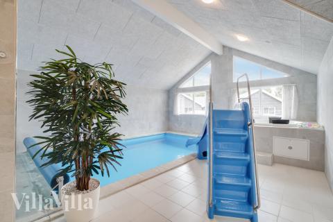 Den härliga poolen i lyxstuga nr 449 för 18 personer