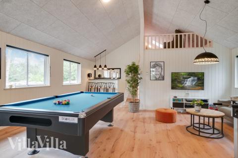 Tävla i sommarhusets aktivitetsrum när ni besöker lyxhus nr 449 i Bornholm.