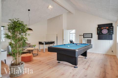 Lyxstuga 449 för 18 personer har ett stort aktivitetsrum med bl.a. biljard och dart