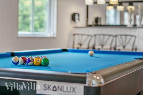 Aktivitetsrum i lyxstuga nr 449 med 7 sovrum och plats för 18 personer.