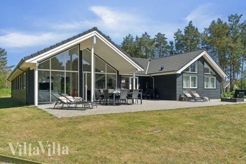 Lyxstuga nr 449 har en härlig terrass med sköna trädgårdsmöbler för 18 personer.