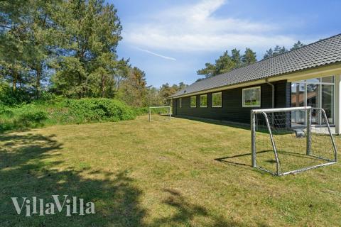 Till den trevliga sommarstugan nr 449 i Bornholm erbjuds en mängd utomhusaktiviteter, t.ex. lektorn och gungor