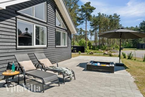 På terrassen i sommarhus nr 449 finns det plats för upp till 18 gäster.