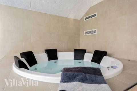 Njut av spabadets värme i lyxstuga nr 452 i Lolland/Falster/Møn