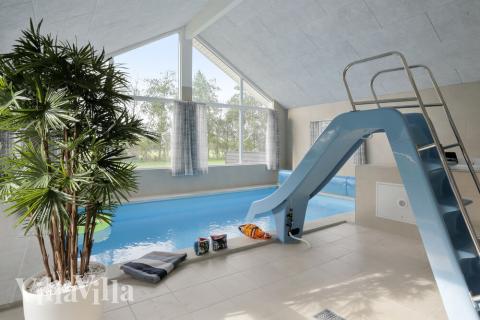 Sommarstuga 452 är inredd med en smakfull poolavdelning som har vattenrutschbana, ett stort inbyggt spapad och bastu