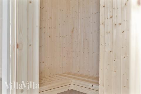 Njut av bastuvärmen i lyxstuga nr 452 för 14 personer