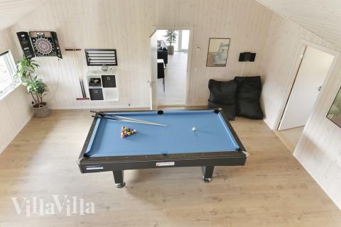 Förutom de många timmar som du kan tillbringa i stugans poolavdelning erbjuder lyxstuga 452 även biljard, bordtennis och dart