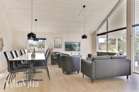 Det stora ljusa vardagsrummet i lyxstuga nr 452 för 14.