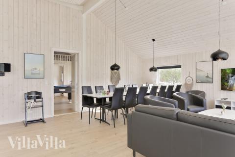 Vardagsrummet i lyxstuga nr. 452 har plats för 14 personer.