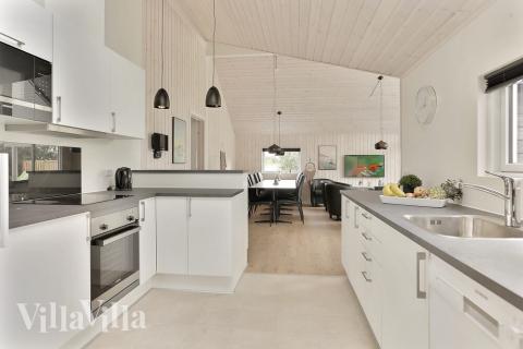 Köket i lyxstuga nr 452 är utrustat så att ni kan laga mat till 14 personer.