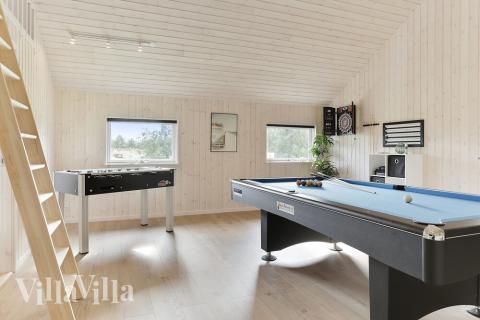 Lyxstuga 452 för 14 personer har ett stort aktivitetsrum med bl.a. biljard och dart