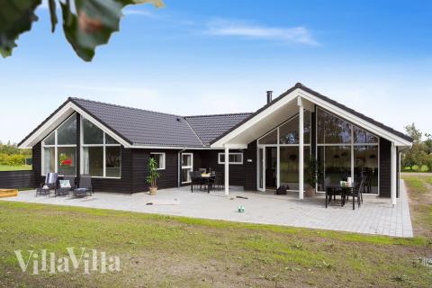 Den praktfulla poolstugan nr 452 med plats för 14 personer ligger i Lolland/Falster/Møn