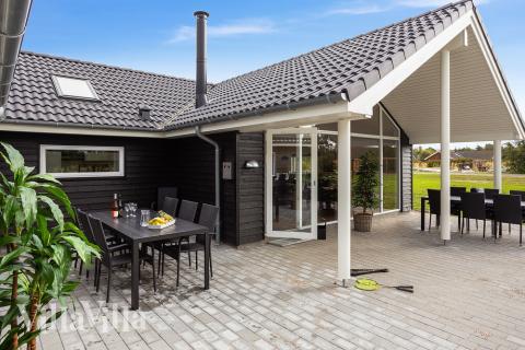 Lyxstuga nr 452 har en härlig terrass med sköna trädgårdsmöbler för 14 personer.