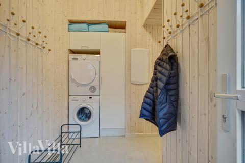 Den rymliga entrén i lyxstuga nr 472 i Østjylland