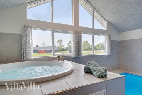 Njut av spabadets värme i lyxstuga nr 472 i Østjylland