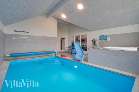 Sommarstuga 472 är inredd med en smakfull poolavdelning som har vattenrutschbana, ett stort inbyggt spapad och bastu