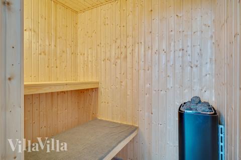 Njut av bastuvärmen i lyxstuga nr 472 för 18 personer