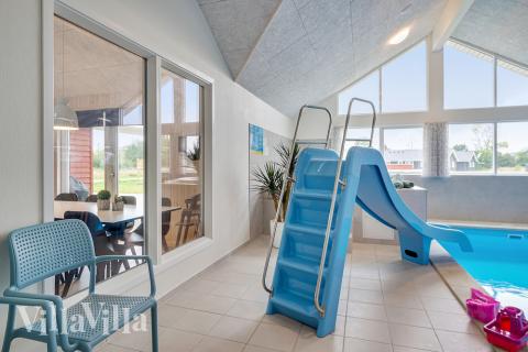 Den härliga poolen i lyxstuga nr 472 för 18 personer