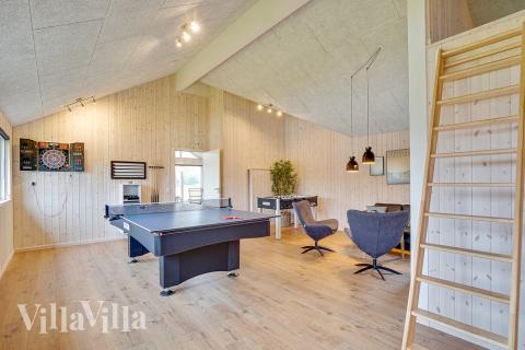 Tävla i sommarhusets aktivitetsrum när ni besöker lyxhus nr 472 i Østjylland.