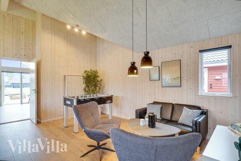 Lyxstuga 472 för 18 personer har ett stort aktivitetsrum med bl.a. biljard och dart