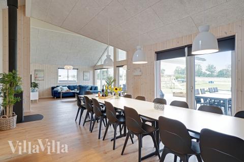 Ni kan sitta 18 personer tillsammans i vardagsrummet när ni besöker lyxhus nr 472 i Østjylland.