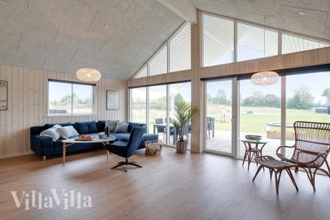 Vardagsrummet i lyxstuga nr. 472 har plats för 18 personer.