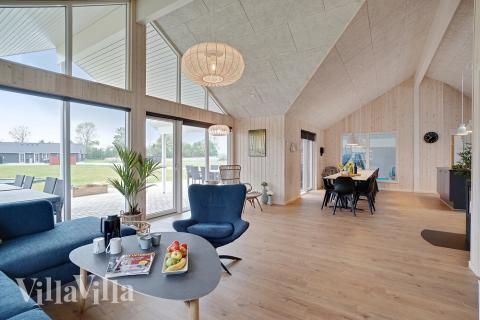 Det stora ljusa vardagsrummet i lyxstuga nr 472 för 18.