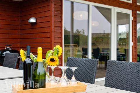 Njut av en grillkväll på terrassen i lyxstuga nr 472 i Østjylland