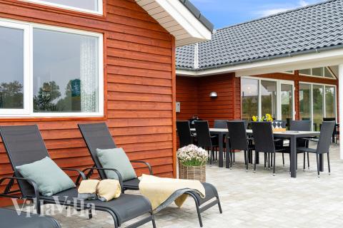 Lyxstuga nr 472 har en härlig terrass med sköna trädgårdsmöbler för 18 personer.