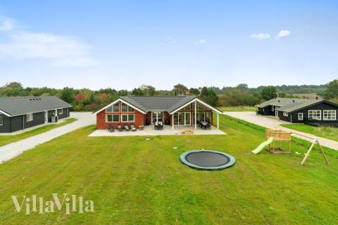 Den praktfulla poolstugan nr 472 med plats för 18 personer ligger i Østjylland