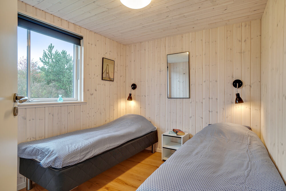 Ett av de 8 utmärkta sovrummen i lyxstuga nr 474 i Østjylland.