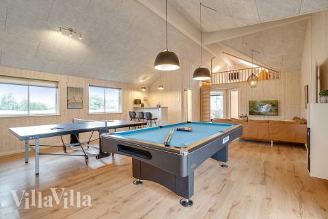 Aktivitetsrum i lyxstuga nr 474 med 8 sovrum och plats för 20 personer.