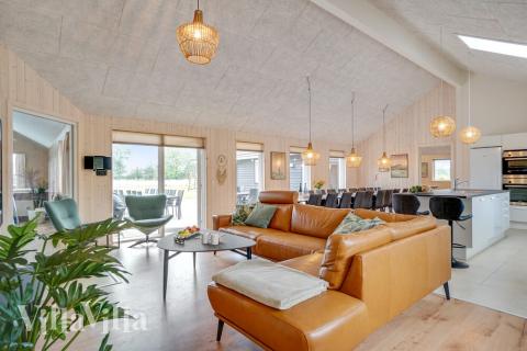 Det stora ljusa vardagsrummet i lyxstuga nr 474 för 20.