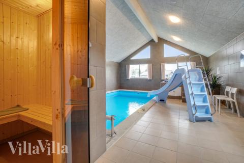 Den härliga poolen i lyxstuga nr 474 för 20 personer