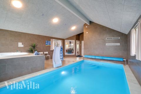 Sommarstuga 474 är inredd med en smakfull poolavdelning som har vattenrutschbana, ett stort inbyggt spapad och bastu