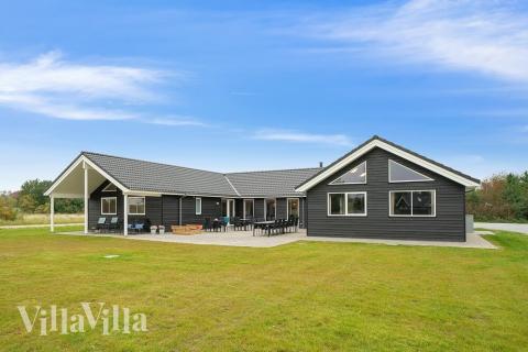 Den praktfulla poolstugan nr 474 med plats för 20 personer ligger i Østjylland