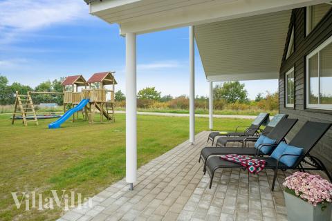 Stor terrass i lyxstuga nr 474 i Østjylland.