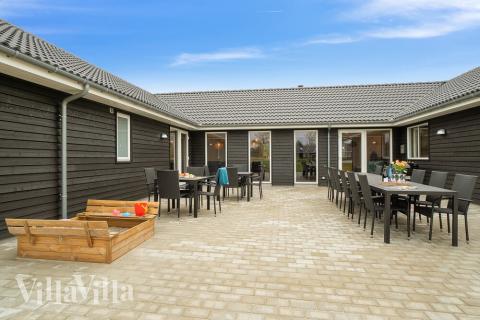 Lyxstuga nr 474 har en härlig terrass med sköna trädgårdsmöbler för 20 personer.