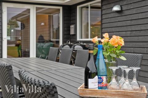 På terrassen i sommarhus nr 474 finns det plats för upp till 20 gäster.