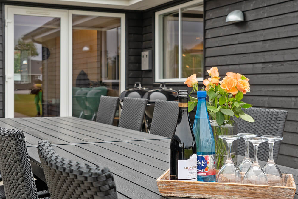 På terrassen i sommarhus nr 474 finns det plats för upp till 20 gäster.