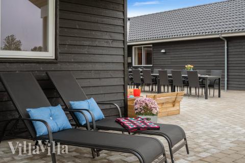 Njut av en grillkväll på terrassen i lyxstuga nr 474 i Østjylland