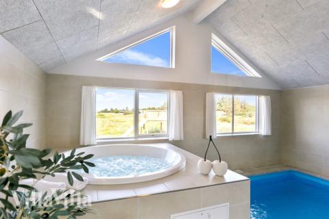 Njut av spabadets värme i lyxstuga nr 476 i Nordjylland