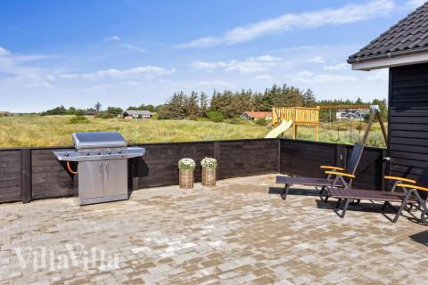 Lyxstuga nr 476 har en härlig terrass med sköna trädgårdsmöbler för 20 personer.