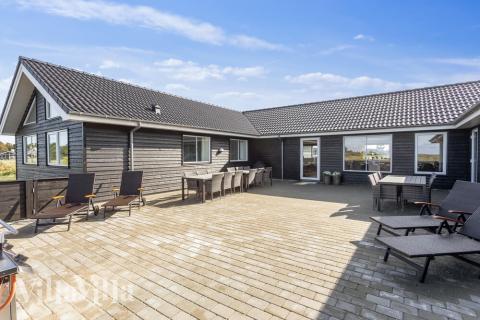Njut av en grillkväll på terrassen i lyxstuga nr 476 i Nordjylland