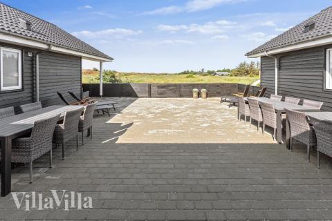 På terrassen i sommarhus nr 476 finns det plats för upp till 20 gäster.
